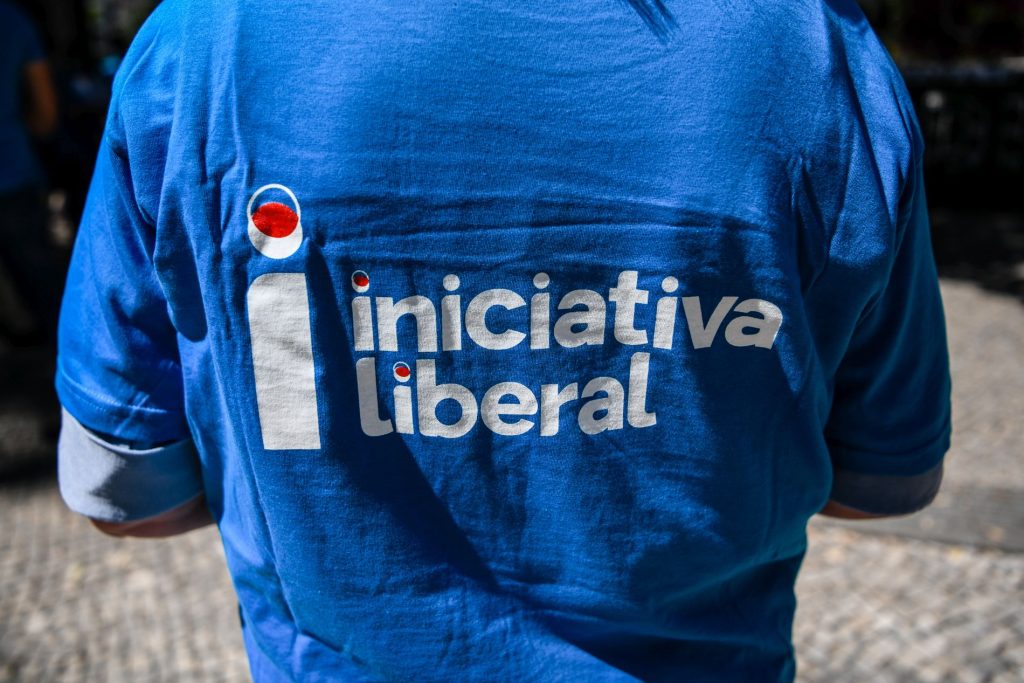  Núcleo da Iniciativa Liberal de Viseu condena instalação de Bordalo II na campa de Salazar - Jornal do Centro