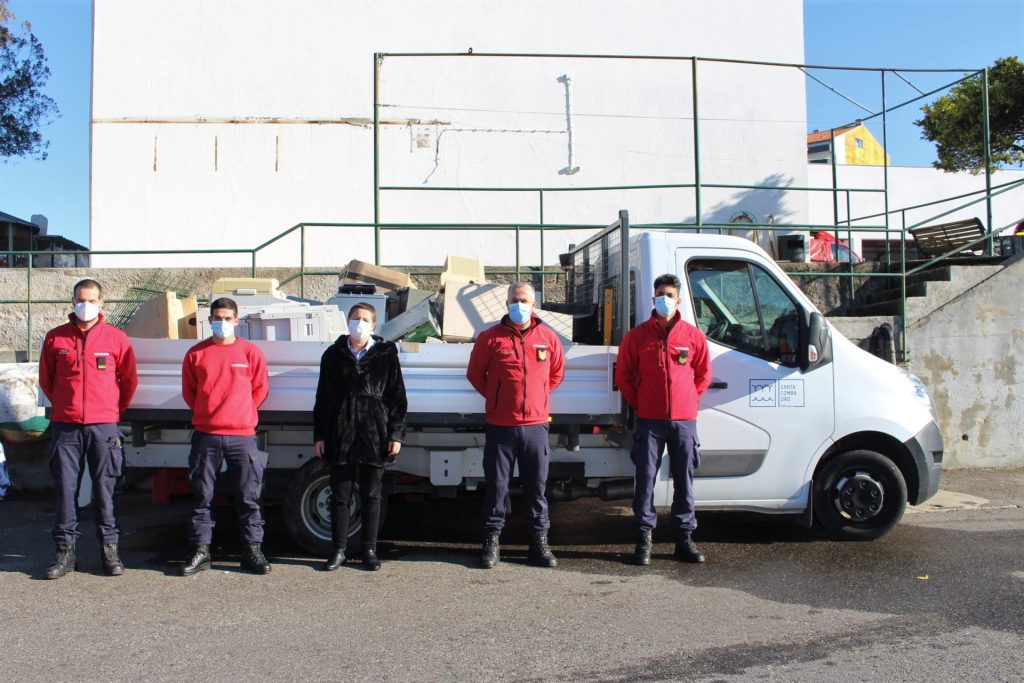  Bombeiros de Santa Comba Dão recebem equipamentos usados da Câmara - Jornal do Centro