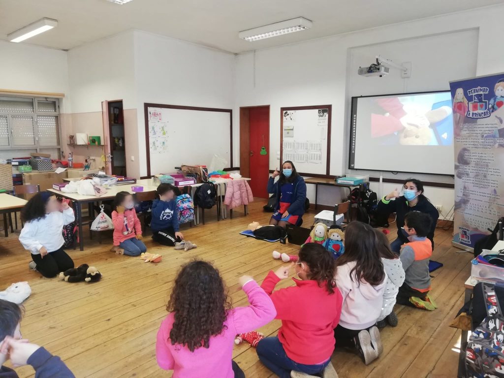  Há um projeto na região que ensina crianças a fazer suporte básico de vida - Jornal do Centro