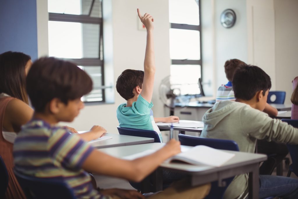  Partidos veem riscos no uso excessivo do telemóvel e chumbam proibição nas escolas - Jornal do Centro