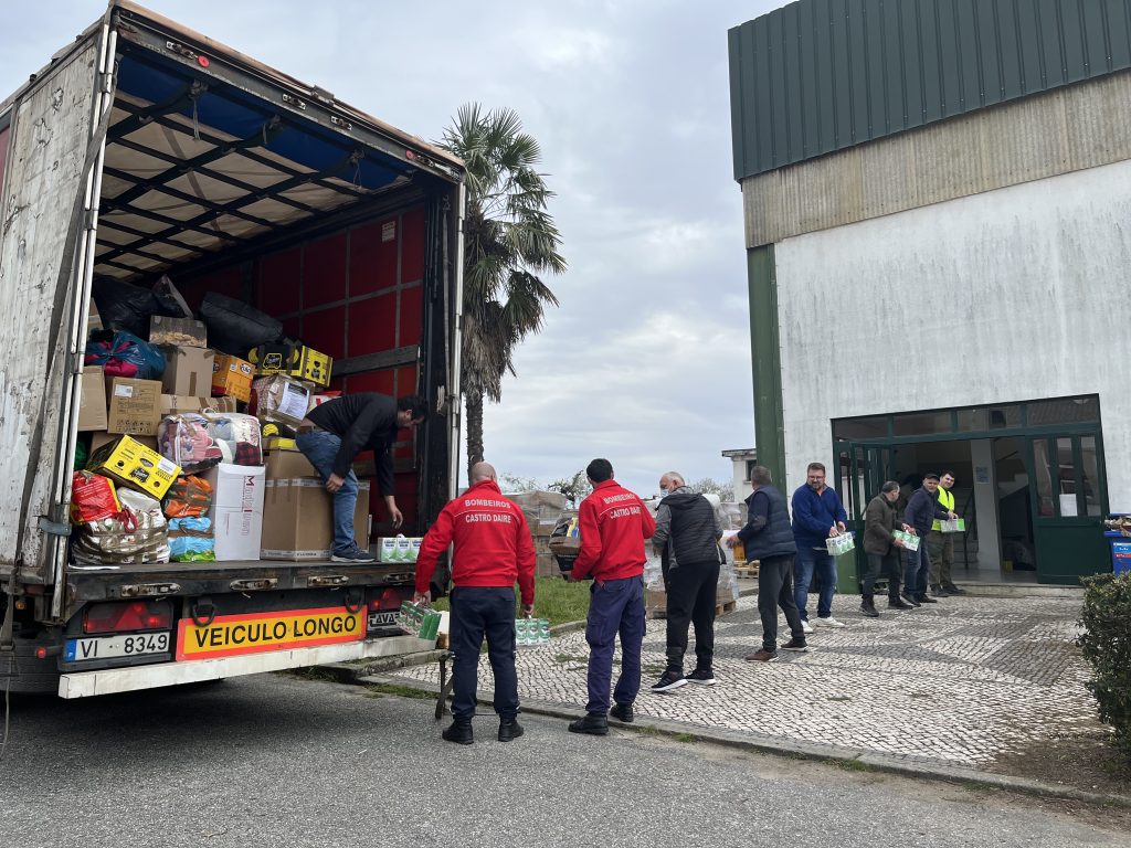  Ucrânia: Toneladas de bens, “muita força e coragem” enchem mais quatro camiões - Jornal do Centro