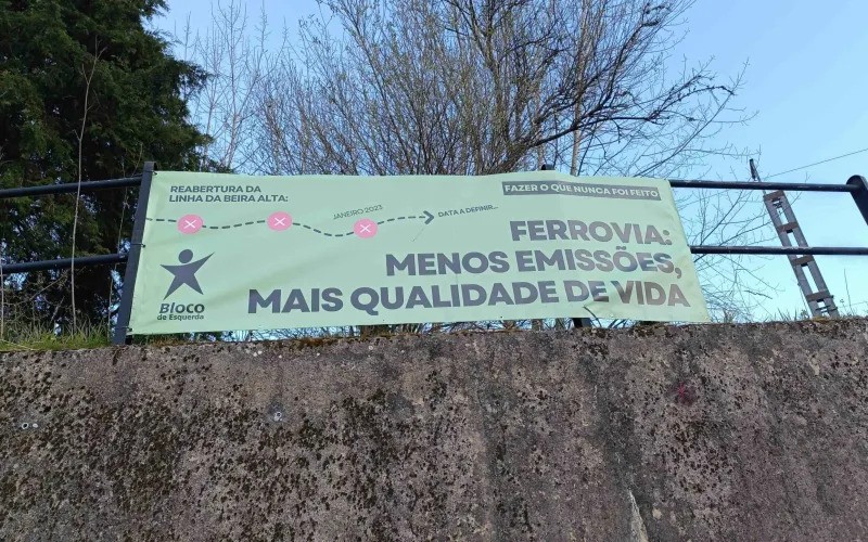  Eleições: BE coloca faixas a pedir rápida requalificação da Linha da Beira Alta - Jornal do Centro