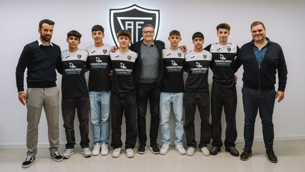  Nove jogadores da formação do Académico de Viseu assinam contrato com o clube - Jornal do Centro