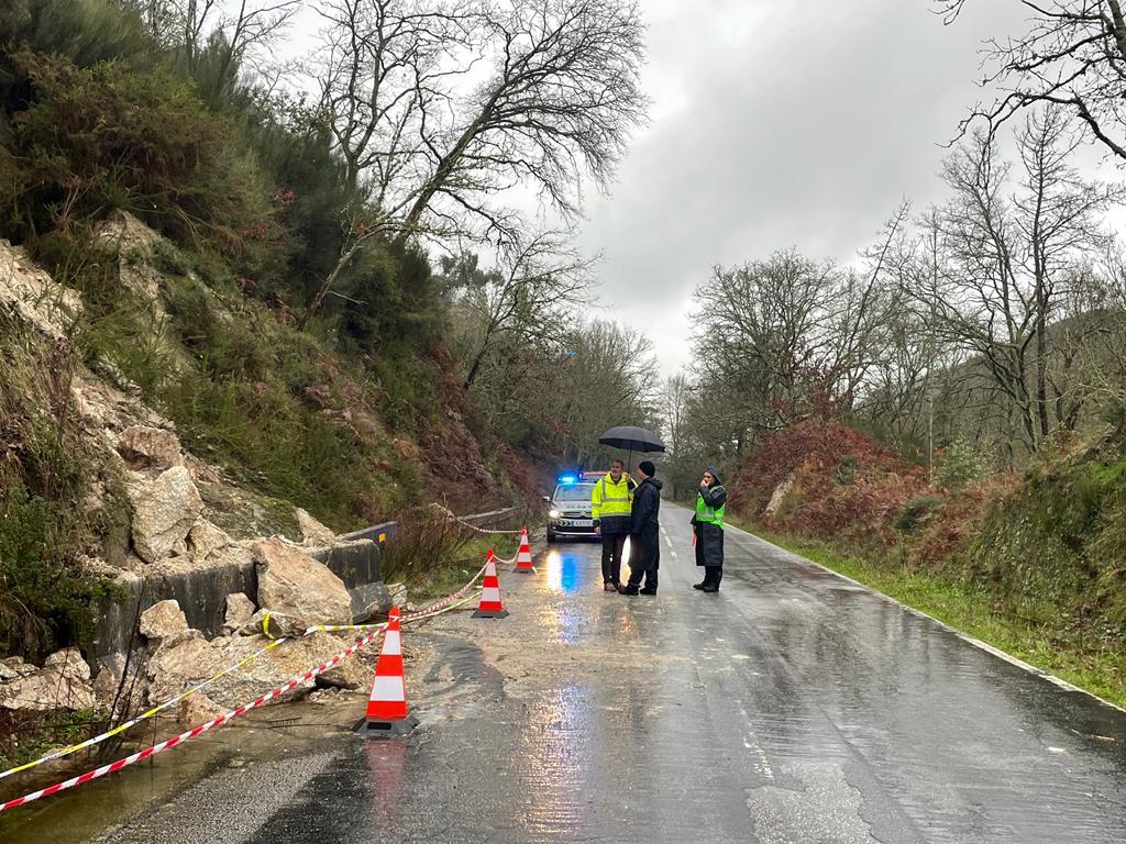  Vouzela: Chuvas levam a novas derrocadas na Estrada Nacional 228 - Jornal do Centro