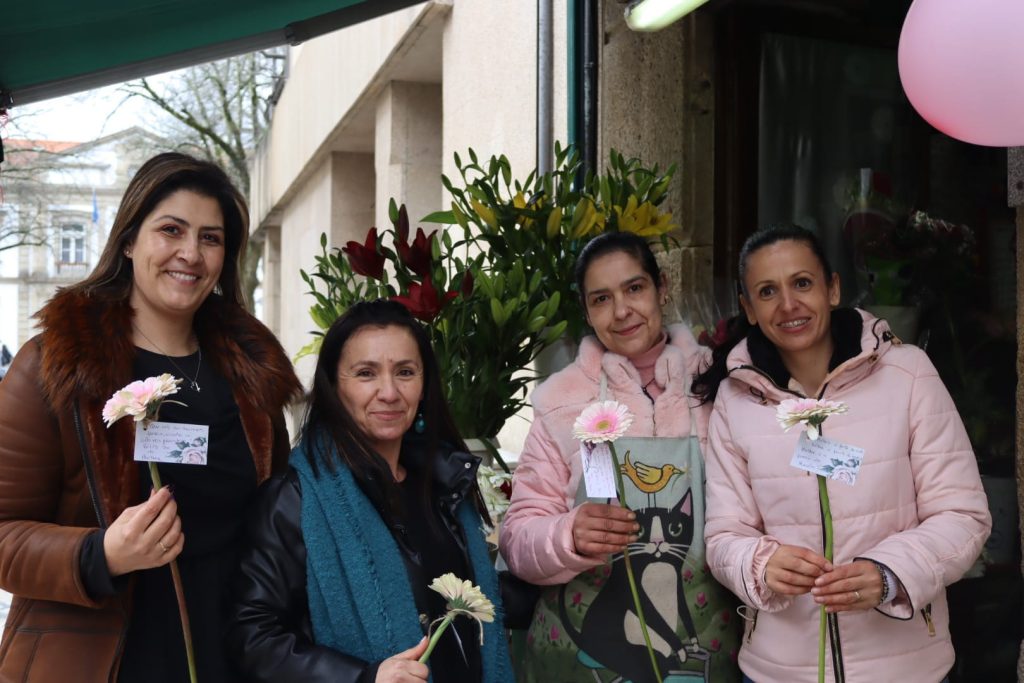  Dia da Mulher: Grupo de amigas distribui flores em Viseu - Jornal do Centro