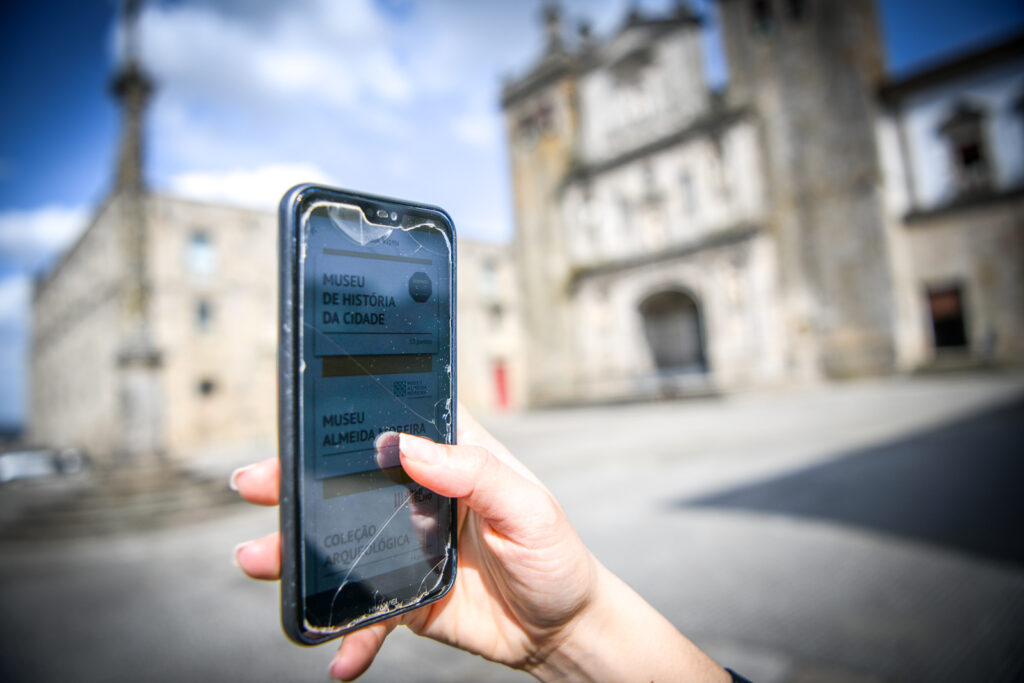  Do ecrã para os museus e rua. Nova aplicação conduz visitantes - Jornal do Centro