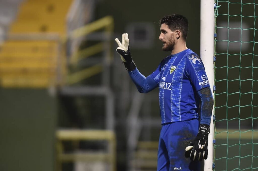  Covid-19: Guarda-redes do Tondela Pedro Trigueira infetado - Jornal do Centro