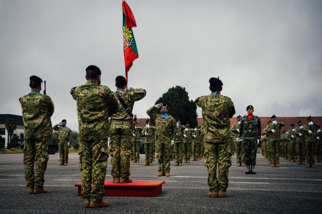  Estandarte nacional entregue à força militar que vai sair de Viseu para a Roménia - Jornal do Centro