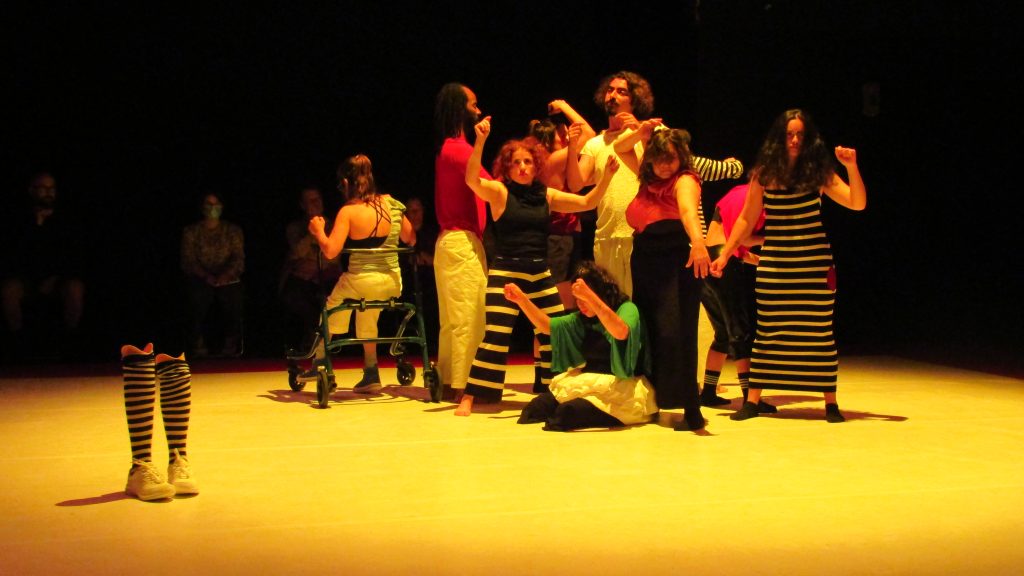  Peça da Amarelo Silvestre convida artistas e plateia a integrarem um só corpo no palco - Jornal do Centro