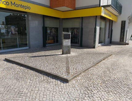  Continua a polémica em torno da placa colocada na homenagem a Álvaro Monteiro - Jornal do Centro