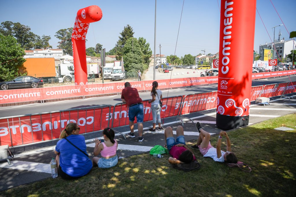 Nem o calor os afasta. Apaixonados pelo ciclismo passaram por Viseu - Jornal do Centro