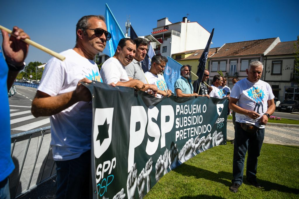  PSP e GNR aproveitam Volta a Portugal para protestarem contra falta de condições - Jornal do Centro