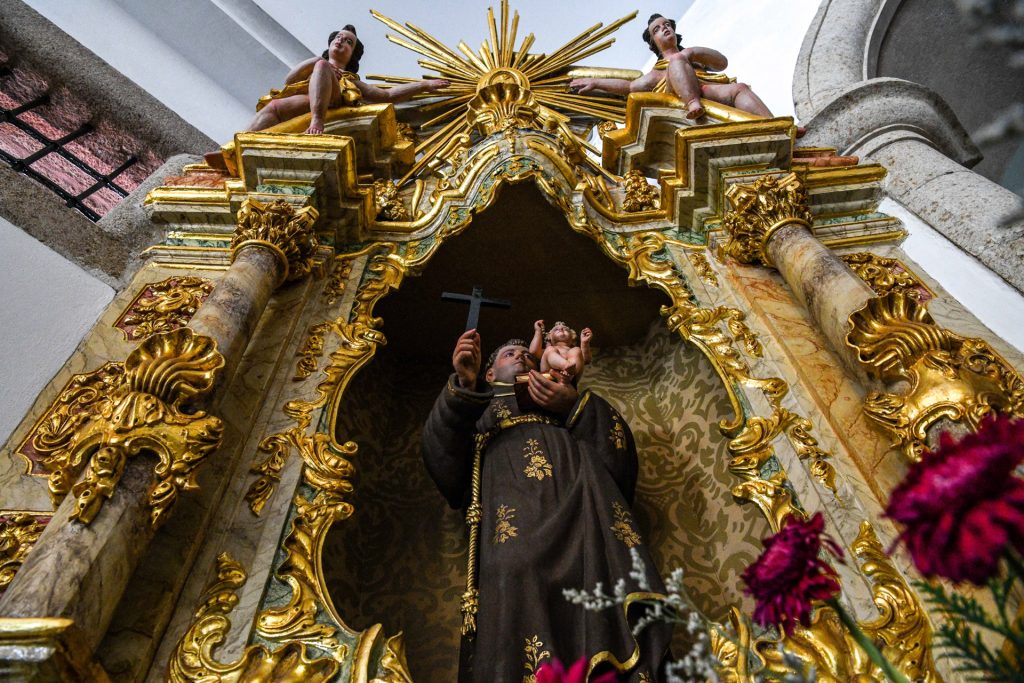  Ainda há santos no altar - Jornal do Centro