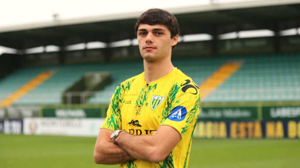  Vem reforçar o meio-campo do Tondela por empréstimo do Famalicão - Jornal do Centro