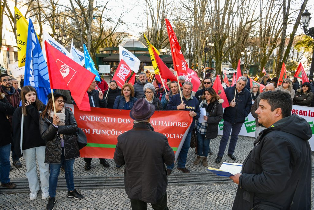  Em protesto no Rossio (Viseu) por ‘melhores salários’ com o aviso de que ‘a luta veio para ficar’ - Jornal do Centro