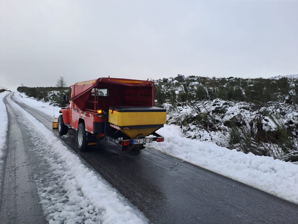  Troço da EN321 entre Castro Daire e Cinfães cortado devido à queda de neve - Jornal do Centro
