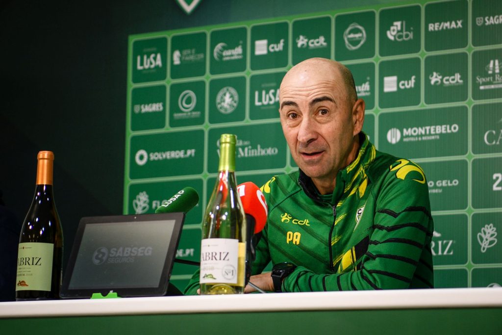  Pako Ayestarán quer um Tondela concentrado e humilde em casa do Famalicão - Jornal do Centro