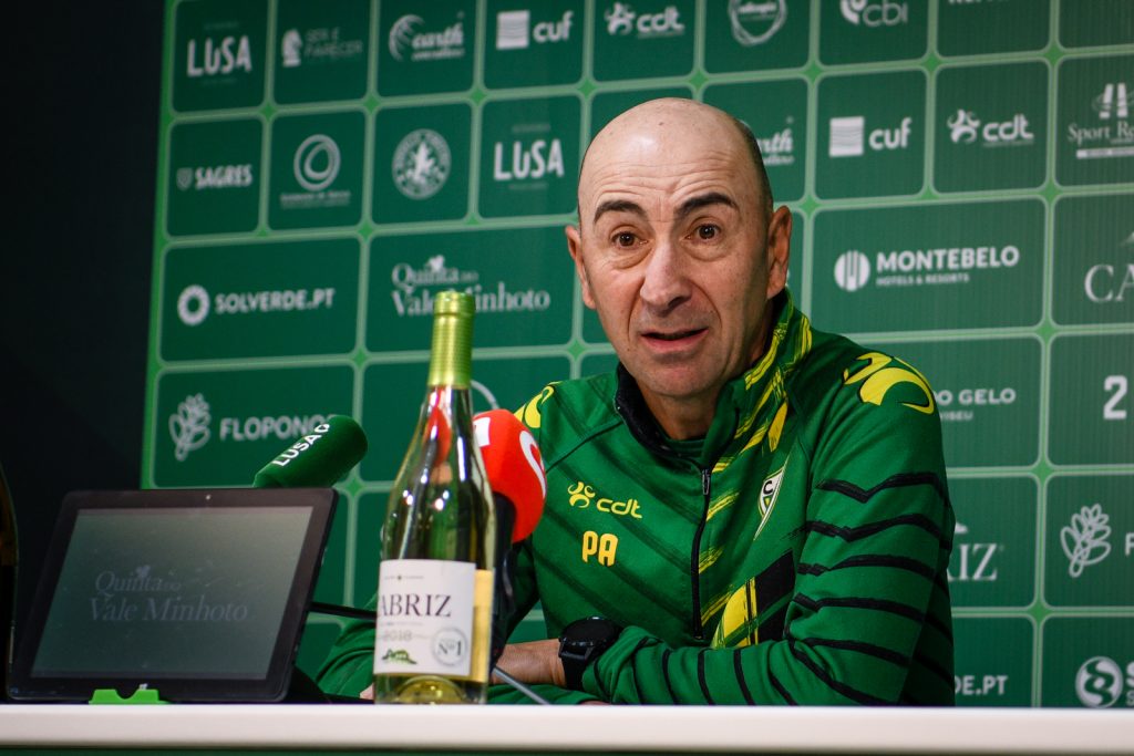  Treinador do Tondela “confiante” na equipa na deslocação ao Portimonense - Jornal do Centro