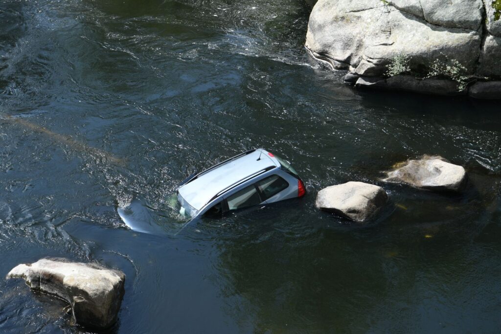 Militar da GNR resgata mulher de carro que caiu da Ponte do Mondego após despiste - Jornal do Centro