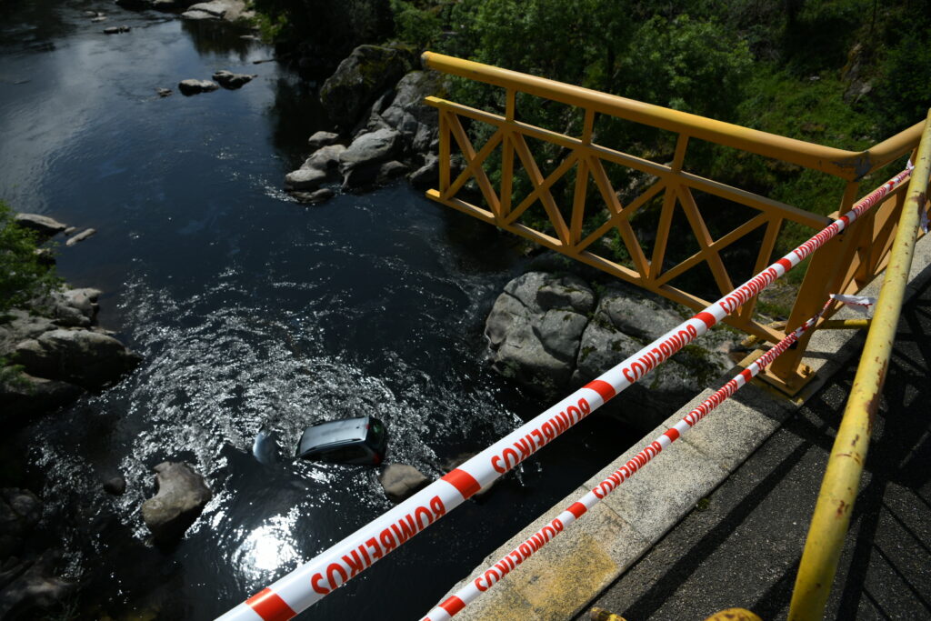  Nelas: mulher resgatada após despiste e queda de carro na Ponte do Mondego - Jornal do Centro