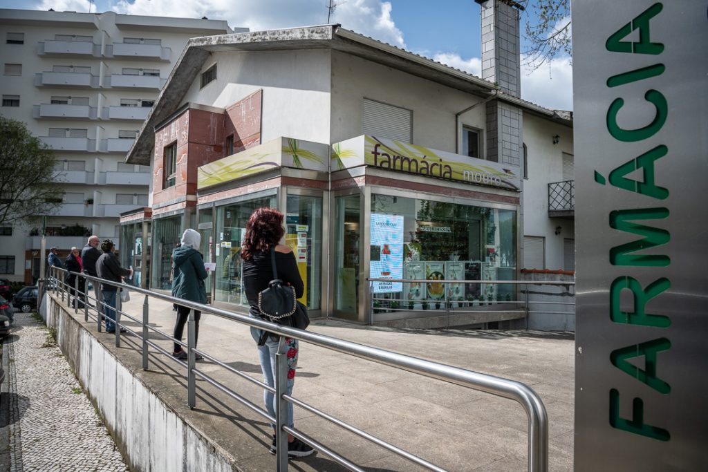  Covid-19: mais de 100 farmácias e laboratórios do distrito fazem testes gratuitos - Jornal do Centro