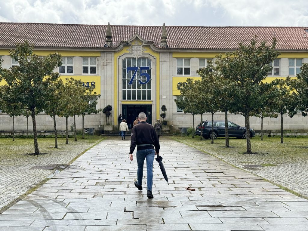  Escola Alves Martins recebe peça sobre Natália Correia na véspera do 25 de Abril - Jornal do Centro