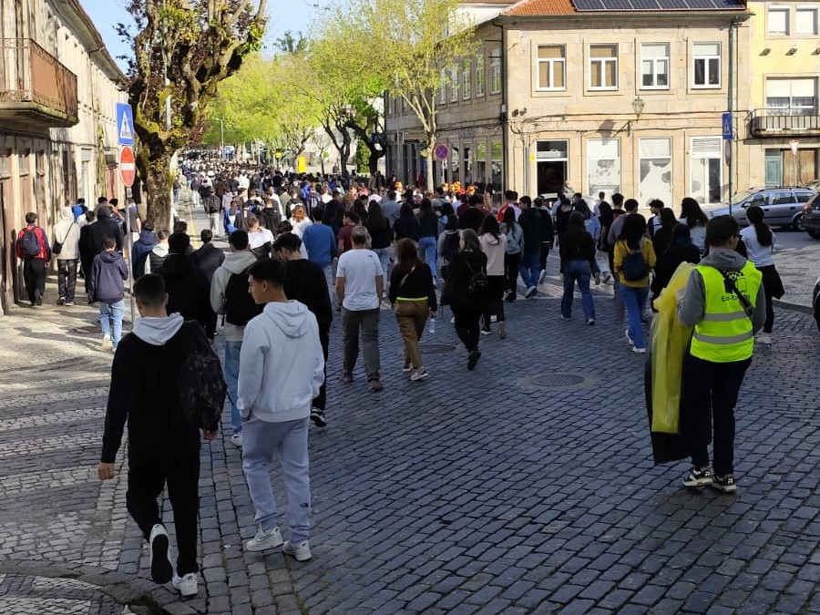  Caminhada solidária de alunos de Viseu rende dois mil euros aos Bombeiros Voluntários