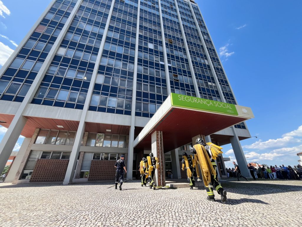  Mais de 200 pessoas retiradas de edifício durante simulacro de incêndio em Viseu - Jornal do Centro