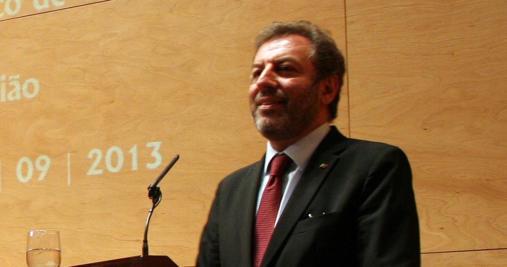  Ex-ministro Nuno Crato apresenta livro em Viseu, na Escola Alves Martins - Jornal do Centro