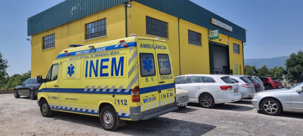  Ambulância do INEM está parada e à espera de ser arranjada - Jornal do Centro