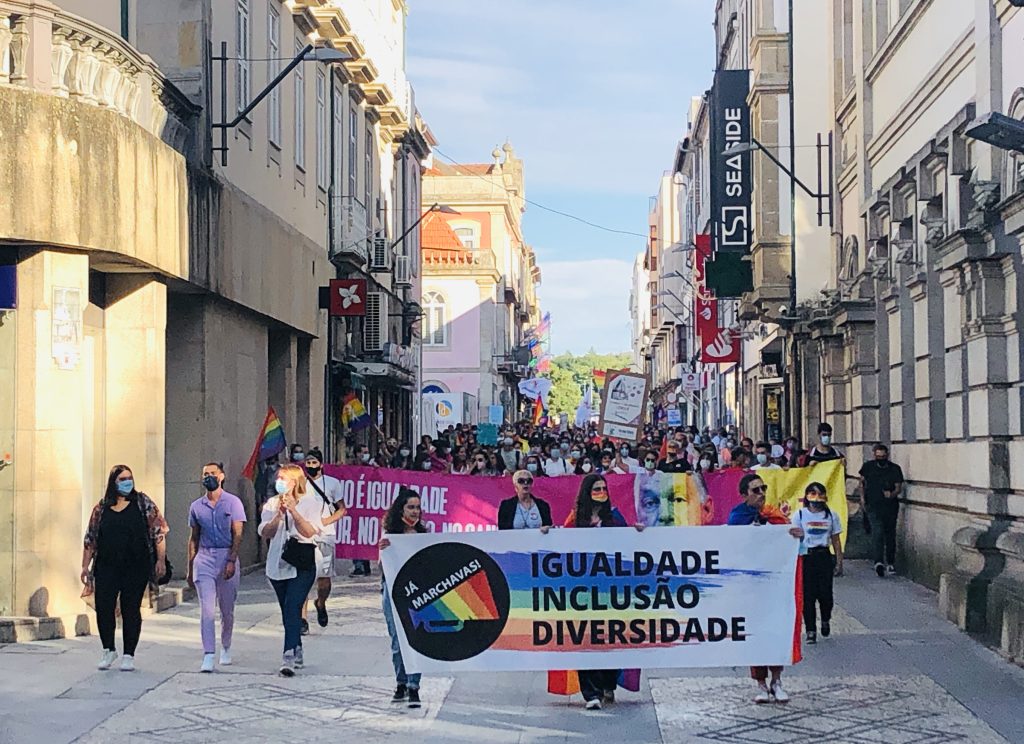  Duas centenas marcharam em Viseu pela igualdade - Jornal do Centro