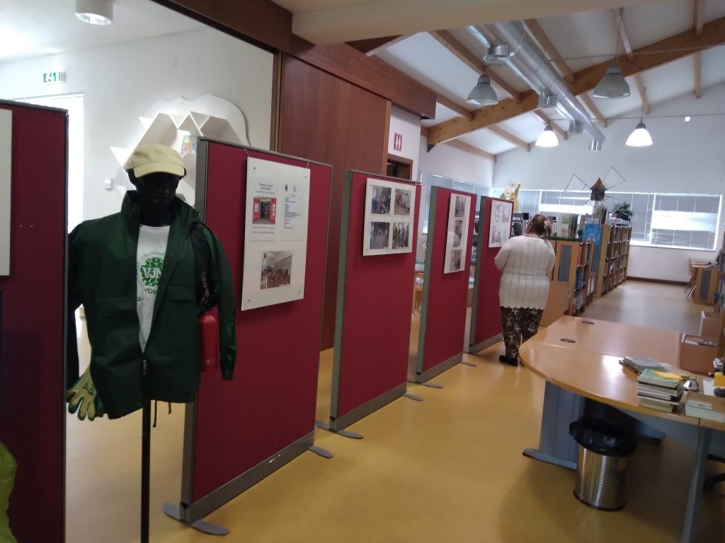  Biblioteca de Nelas assinala Dia Internacional do Voluntariado com exposição - Jornal do Centro