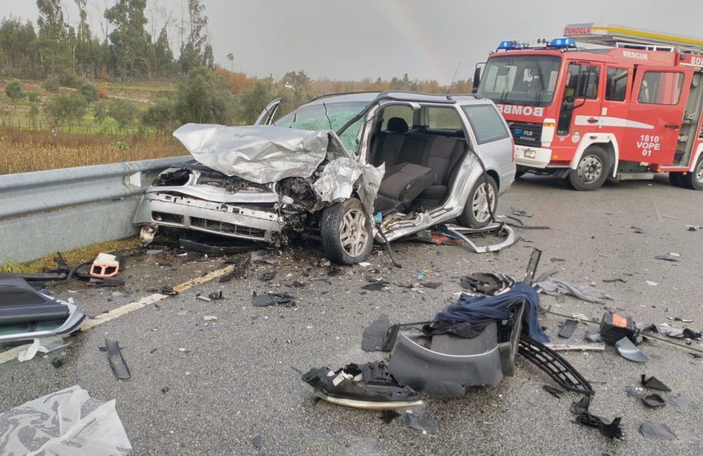  Motor “voa” 50 metros em colisão frontal. Dois feridos, um deles grave - Jornal do Centro