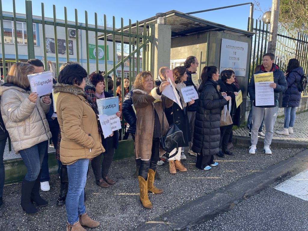  Greve de professores paralisa Agrupamento de Escolas de Canas de Senhorim ao início da manhã - Jornal do Centro