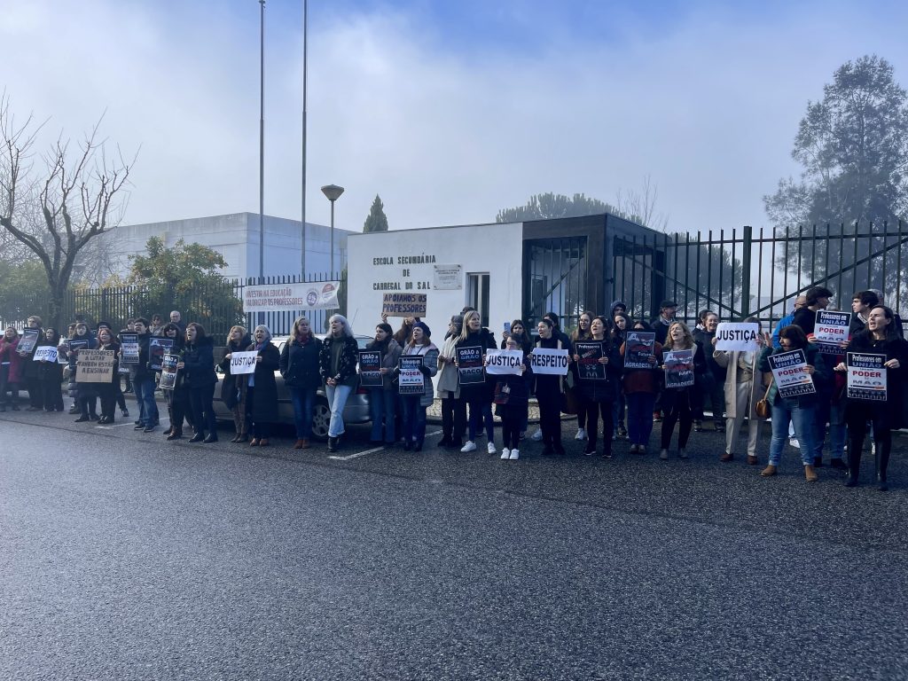  Greve junta professores, funcionários e alunos das escolas de Carregal do Sal - Jornal do Centro