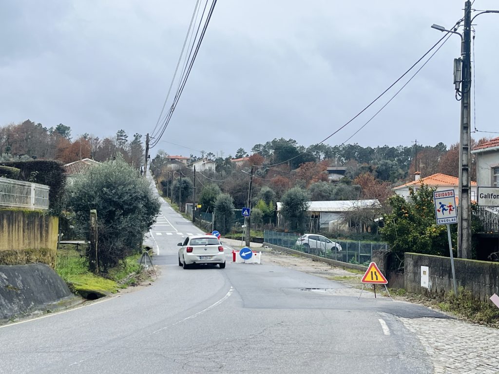  Estrada remendada em Viseu deixa condutores inseguros e populares sem água - Jornal do Centro