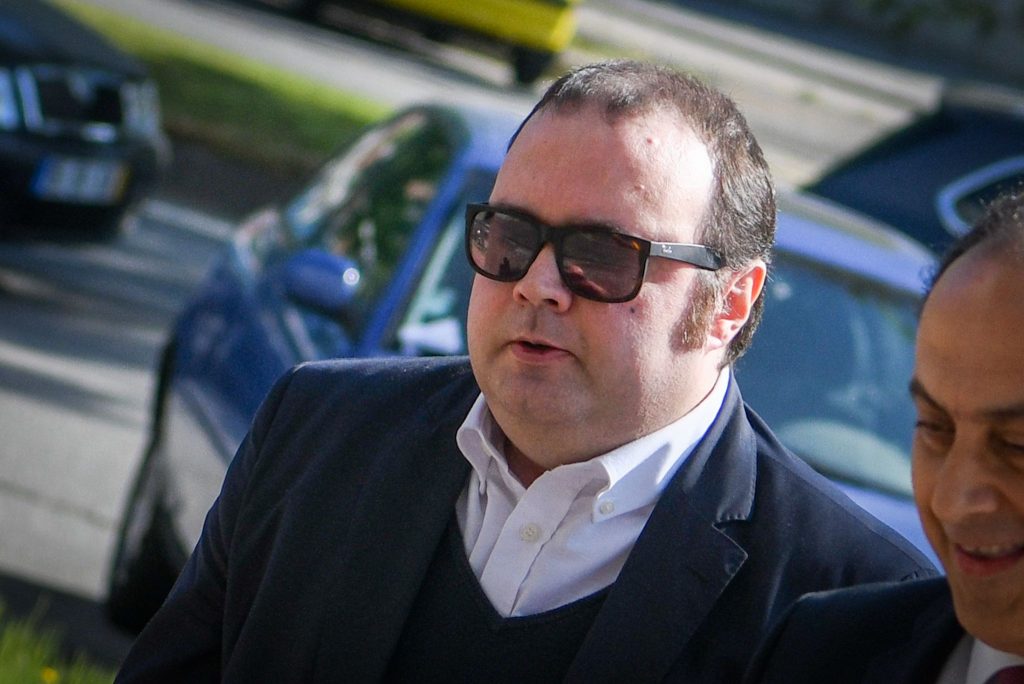  Greve nos tribunais adia julgamento do padre acusado de aliciar menor em Viseu - Jornal do Centro