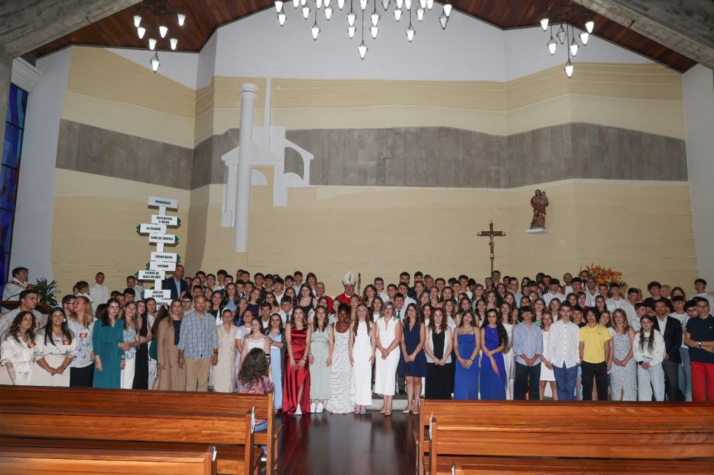  Mais de 200 jovens e adultos de Viseu e Mangualde foram crismados - Jornal do Centro