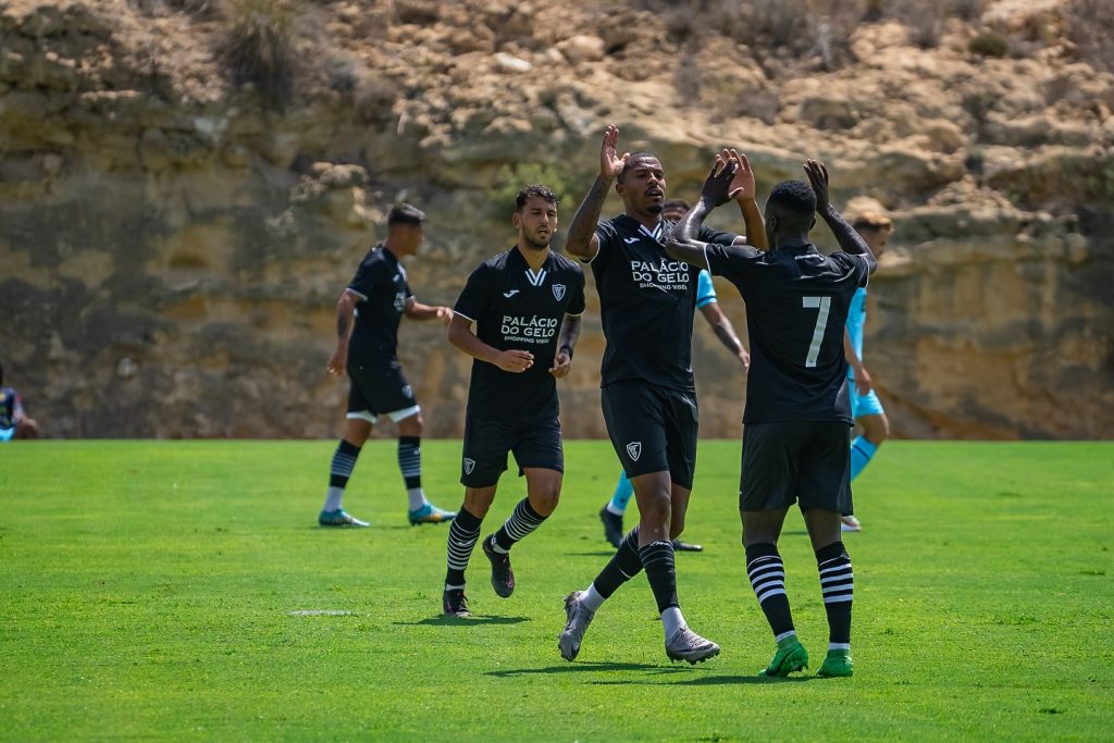  André Clóvis marca e Académico de Viseu ganha a clube inglês - Jornal do Centro