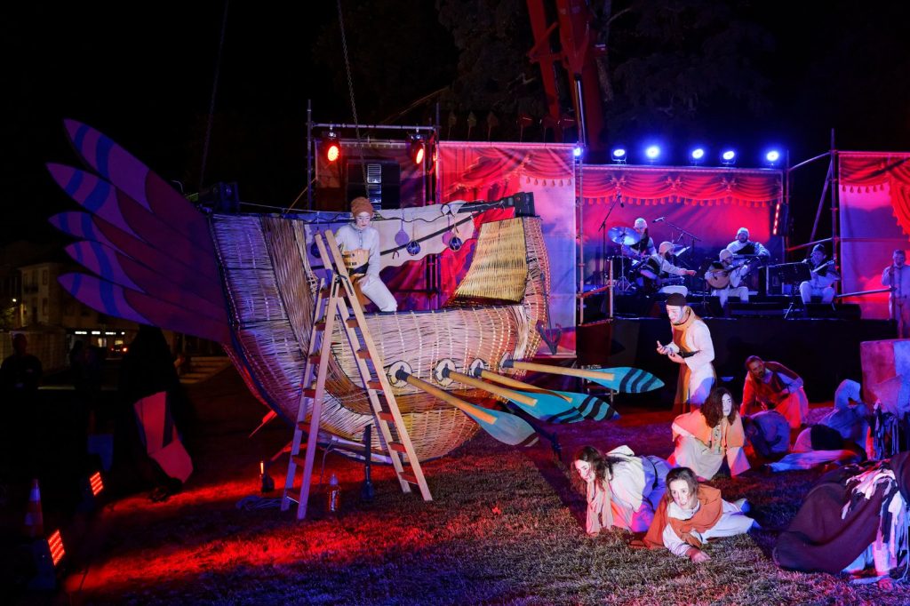  Feira de São Mateus: Público rendeu-se a espetáculo de teatro, mas deixou críticas à organização - Jornal do Centro