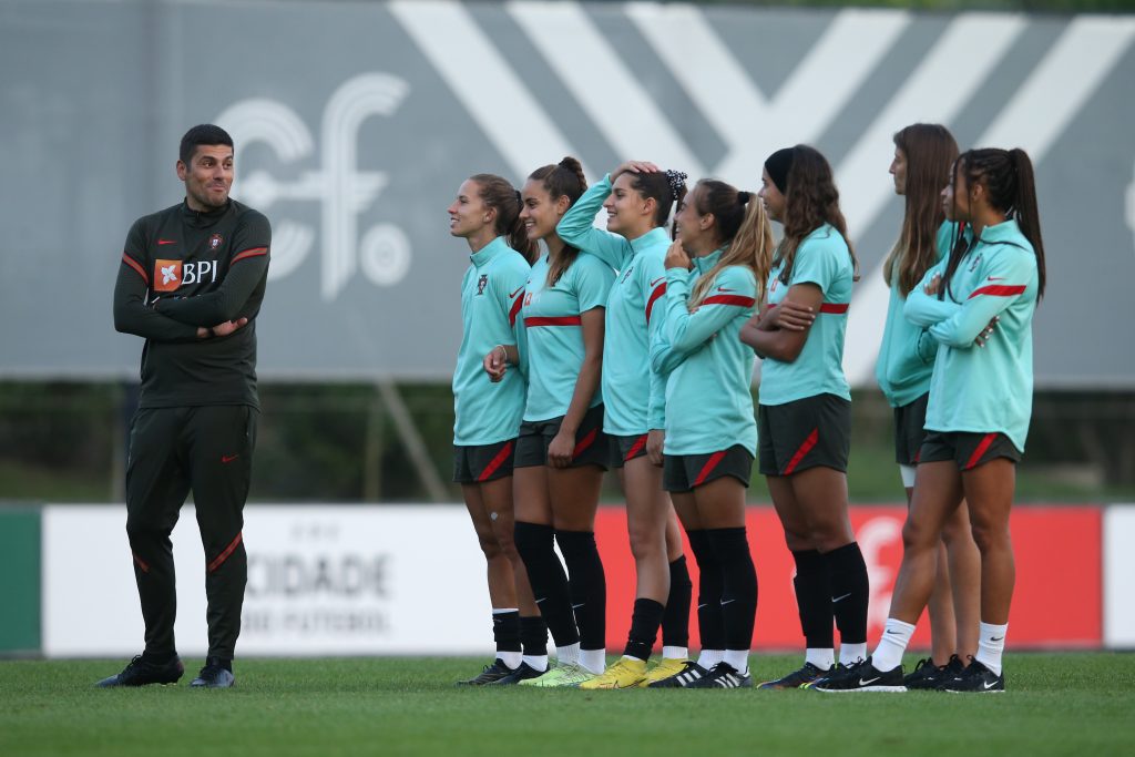  Futebol feminino: Seleção nacional, treinada por Francisco Neto, pode qualificar-se hoje para o Mundial - Jornal do Centro
