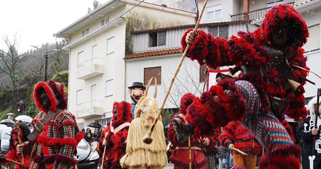  Mesmo com chuva, carnavais do distrito de Viseu saíram à rua - Jornal do Centro