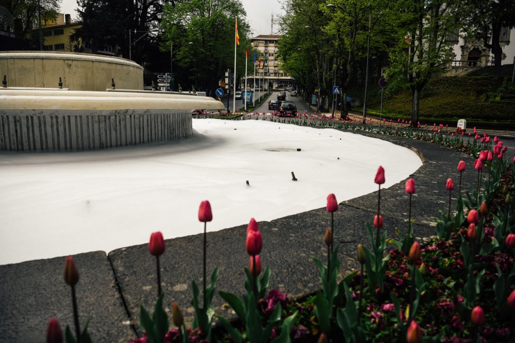  “Brincadeira” deixou rotunda do Rossio cheia de espuma - Jornal do Centro