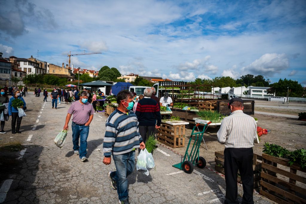  Voluntários limpam lixo na Feira Semanal em Viseu - Jornal do Centro