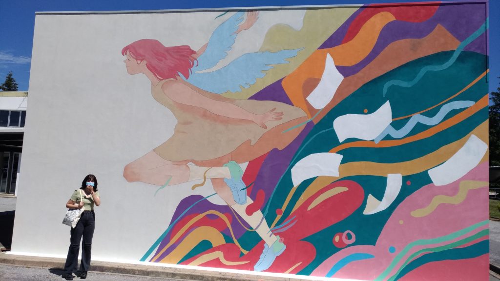  Aluna pinta mural num dos edifícios da Escola Secundária Viriato - Jornal do Centro