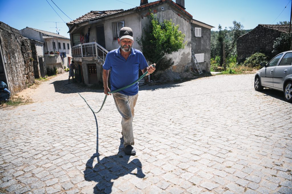  Numa aldeia sem rede pública de água, a fonte secou - Jornal do Centro