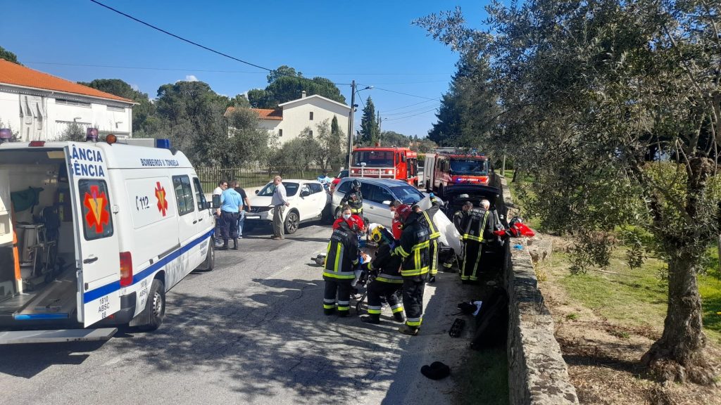  Acidente em Silgueiros corta estrada - Jornal do Centro