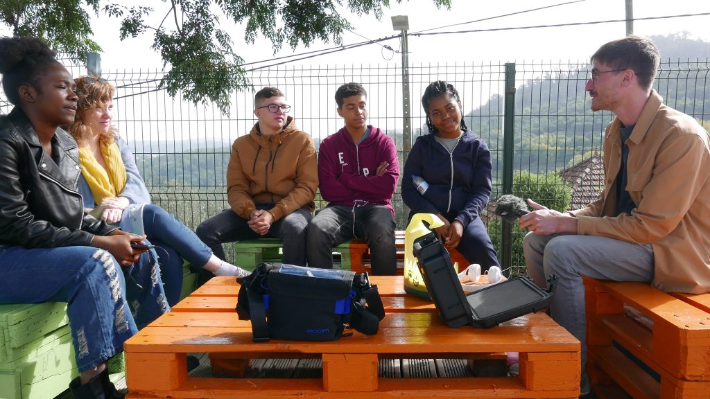  Histórias de emigração em residência artística - Jornal do Centro