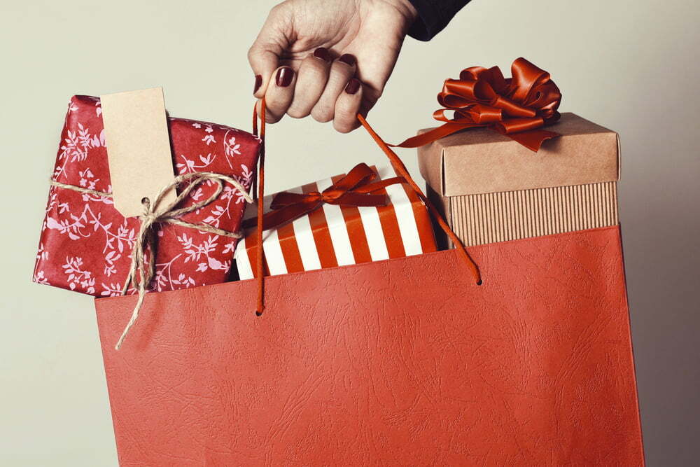  Oitenta e cinco por cento dos portugueses realiza compras de Natal em lojas físicas - Jornal do Centro