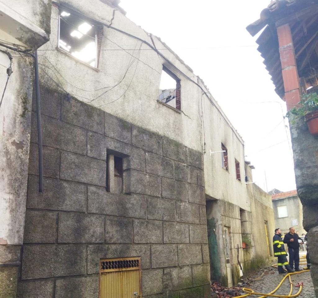  Encontrado corpo carbonizado em casa destruída pelas chamas - Jornal do Centro